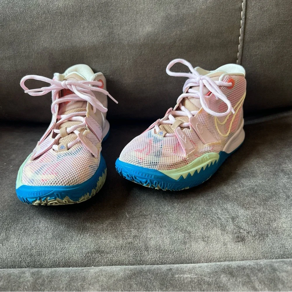 Nike Kyrie 7 1‎ World 1 People Regal Pink Youth 4.5